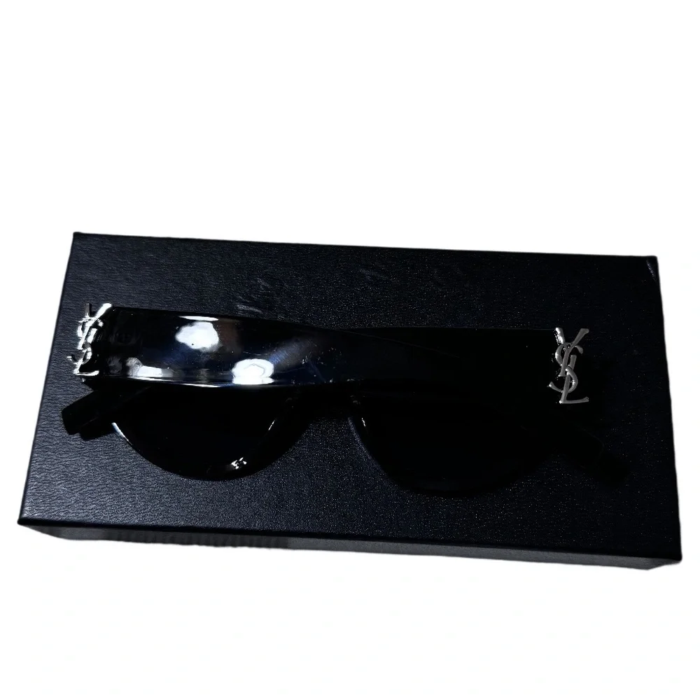 & Other Stories Black Sunglasses - Picture 4 of 5